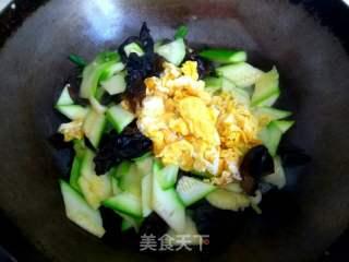 茭瓜炒蛋木耳可以吃吗视频,茭瓜炒蛋木耳，营养丰富的快手菜