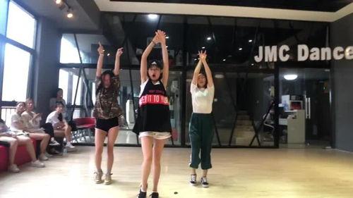 三人跳舞吃瓜视频完整版,精彩瞬间尽收眼底！