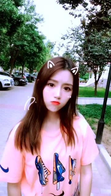 一个女的吃瓜搞笑视频,这位女士的搞笑吃瓜视频，笑翻网友！