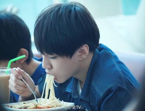 王俊凯默默吃瓜视频